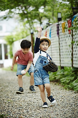 포토 JPG 주간 전신 어린이라이프 어린이 서기 소년 야외 두명 앞모습 야외활동 손들기 한국인 야구글러브 밀짚모자 형제 천진난만 캐치볼 소년만 국내포토 자연요소 모자_잡화 라이프스타일 남자 뷰포인트 컨셉 가족 모션 사람 동양인 야구 글러브 남자만 어린이만 파일형식