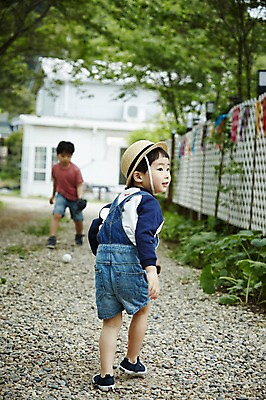 포토 JPG 주간 전신 어린이라이프 어린이 서기 소년 야외 두명 앞모습 뒷모습 달리기 야외활동 한국인 숲 밀짚모자 형제 천진난만 캐치볼 소년만 국내포토 자연요소 모자_잡화 라이프스타일 남자 뷰포인트 컨셉 가족 모션 사람 동양인 야구 남자만 어린이만 파일형식