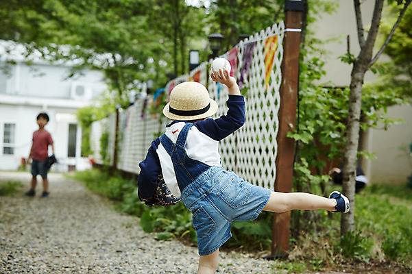 포토 JPG 주간 전신 어린이라이프 어린이 서기 소년 야외 두명 앞모습 뒷모습 아웃포커스 야외활동 한국인 던지기 숲 밀짚모자 형제 천진난만 캐치볼 소년만 국내포토 자연요소 모자_잡화 라이프스타일 남자 뷰포인트 컨셉 가족 모션 촬영기법 사람 동양인 야구 남자만 어린이만 파일형식