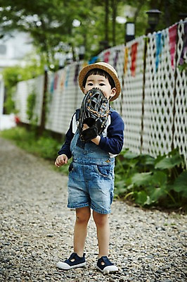 포토 JPG 주간 전신 어린이라이프 어린이 한명 서기 들기 소년 야외 앞모습 야외활동 한국인 야구글러브 숲 천진난만 캐치볼 소년만 국내포토 자연요소 1 라이프스타일 남자 뷰포인트 컨셉 모션 사람 동양인 야구 글러브 남자만 어린이만 파일형식