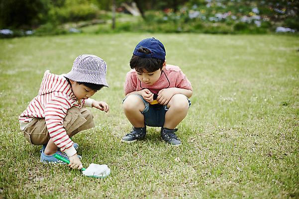 포토 JPG 주간 전신 모자 어린이라이프 어린이 앉기 소년 잔디 야외 두명 앞모습 야외활동 한국인 체험학습 숲 형제 천진난만 소년만 국내포토 자연요소 식물 라이프스타일 잡화 남자 뷰포인트 컨셉 가족 모션 사람 동양인 체험 남자만 어린이만 파일형식