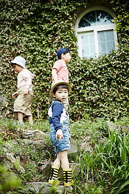 포토 JPG 주간 전신 어린이라이프 어린이 장화 소년 야외 뒷모습 세명 야외활동 한국인 체험학습 뒤돌아보기 밀짚모자 형제 돌계단 천진난만 소년만 국내포토 자연요소 모자_잡화 라이프스타일 남자 뷰포인트 신발 컨셉 가족 모션 사람 동양인 계단 돌_바위 체험 남자만 어린이만 파일형식