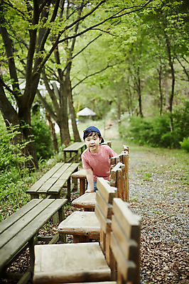 포토 JPG 주간 어린이라이프 어린이 벤치 한명 서기 미소 소년 상반신 야외 앞모습 야외활동 기댐 한국인 숲 천진난만 소년만 국내포토 자연요소 1 라이프스타일 남자 뷰포인트 컨셉 의자 모션 표정 사람 동양인 남자만 어린이만 파일형식