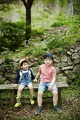 포토 JPG 주간 전신 어린이라이프 어린이 벤치 앉기 소년 야외 두명 앞모습 야외활동 손잡기 다정 한국인 숲 밀짚모자 형제 천진난만 소년만 국내포토 자연요소 모자_잡화 라이프스타일 남자 뷰포인트 컨셉 의자 가족 모션 사람 동양인 남자만 어린이만 파일형식