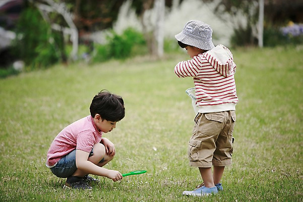 포토 JPG 주간 전신 모자 어린이라이프 어린이 서기 앉기 소년 잔디 야외 두명 옆모습 야외활동 한국인 체험학습 숲 형제 천진난만 소년만 국내포토 자연요소 식물 라이프스타일 잡화 남자 뷰포인트 컨셉 가족 모션 사람 동양인 체험 남자만 어린이만 파일형식