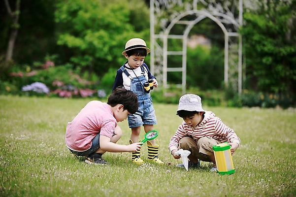 포토 JPG 주간 전신 어린이라이프 어린이 돋보기 서기 앉기 소년 잔디 야외 앞모습 세명 야외활동 한국인 체험학습 숲 밀짚모자 형제 천진난만 소년만 국내포토 자연요소 식물 모자_잡화 라이프스타일 남자 뷰포인트 컨셉 가족 모션 사람 동양인 체험 남자만 어린이만 파일형식