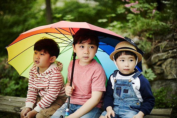 포토 JPG 주간 어린이라이프 어린이 벤치 우산 들기 앉기 소년 상반신 야외 앞모습 세명 야외활동 한국인 숲 밀짚모자 형제 천진난만 소년만 국내포토 자연요소 모자_잡화 라이프스타일 남자 뷰포인트 컨셉 의자 가족 모션 사람 동양인 남자만 어린이만 파일형식