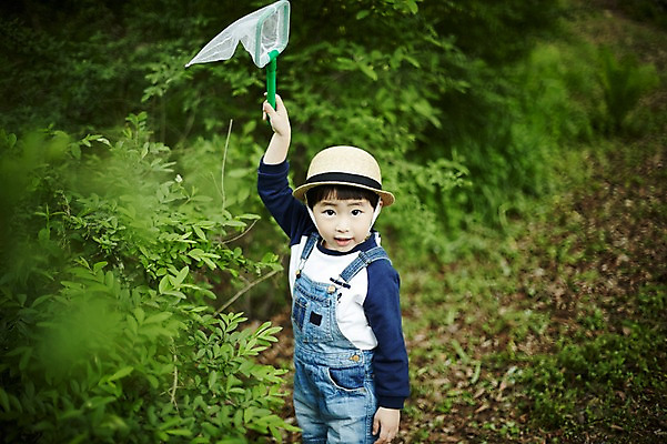포토 JPG 주간 어린이라이프 어린이 한명 서기 들기 소년 상반신 야외 앞모습 야외활동 한국인 숲 밀짚모자 채집망 천진난만 소년만 국내포토 자연요소 모자_잡화 1 라이프스타일 남자 뷰포인트 컨셉 모션 사람 동양인 남자만 어린이만 파일형식