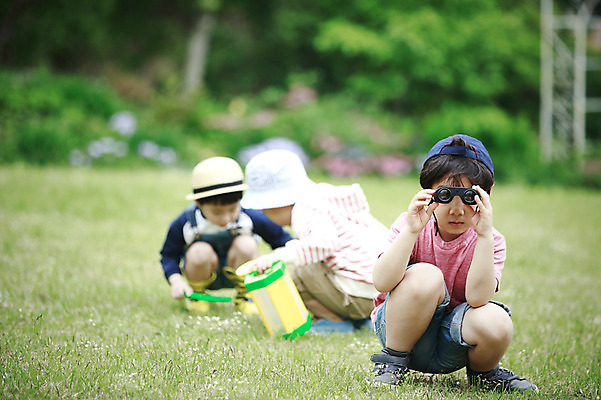 포토 JPG 주간 전신 어린이라이프 어린이 앉기 소년 잔디 야외 앞모습 세명 야외활동 쌍안경 한국인 관찰 체험학습 숲 형제 채집망 천진난만 소년만 국내포토 자연요소 식물 라이프스타일 남자 뷰포인트 컨셉 가족 모션 사람 동양인 망원경 체험 남자만 어린이만 파일형식