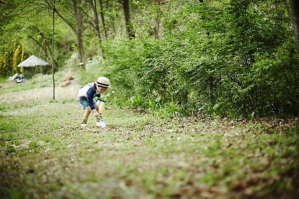 포토 JPG 주간 전신 어린이라이프 어린이 한명 서기 들기 소년 야외 앞모습 야외활동 한국인 체험학습 숲 채집망 천진난만 소년만 국내포토 자연요소 1 라이프스타일 남자 뷰포인트 컨셉 모션 사람 동양인 체험 남자만 어린이만 파일형식