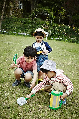 포토 JPG 주간 전신 어린이라이프 어린이 서기 앉기 소년 잔디 야외 앞모습 세명 야외활동 한국인 체험학습 숲 밀짚모자 형제 채집망 천진난만 소년만 국내포토 자연요소 식물 모자_잡화 라이프스타일 남자 뷰포인트 컨셉 가족 모션 사람 동양인 체험 남자만 어린이만 파일형식