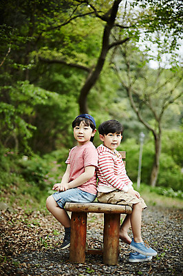 포토 JPG 주간 전신 모자 어린이라이프 어린이 의자 미소 앉기 소년 야외 두명 옆모습 야외활동 한국인 등맞대기 숲 형제 천진난만 소년만 국내포토 자연요소 라이프스타일 잡화 남자 뷰포인트 가구 컨셉 가족 모션 표정 사람 동양인 남자만 어린이만 파일형식