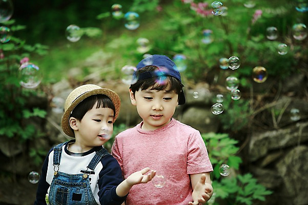 포토 JPG 주간 어린이라이프 어린이 놀이 서기 미소 소년 상반신 야외 두명 앞모습 야외활동 한국인 비눗방울 숲 즐거움 밀짚모자 형제 천진난만 소년만 국내포토 자연요소 모자_잡화 라이프스타일 남자 감정 뷰포인트 컨셉 가족 모션 표정 사람 동양인 남자만 어린이만 파일형식