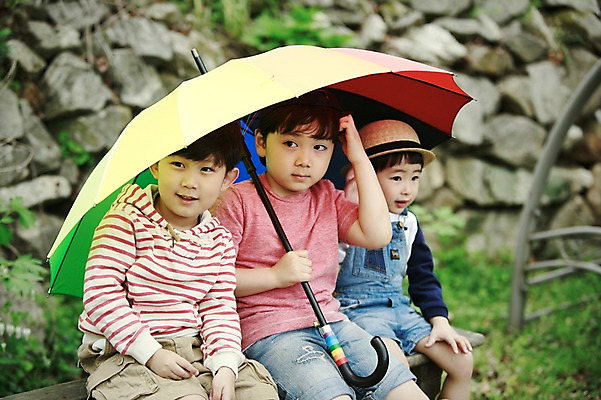 포토 JPG 주간 어린이라이프 어린이 벤치 우산 들기 앉기 소년 상반신 야외 앞모습 세명 야외활동 한국인 숲 밀짚모자 형제 천진난만 소년만 국내포토 자연요소 모자_잡화 라이프스타일 남자 뷰포인트 컨셉 의자 가족 모션 사람 동양인 남자만 어린이만 파일형식