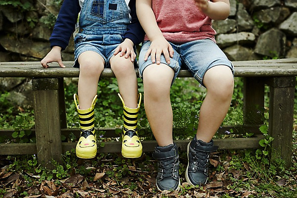 포토 JPG 주간 어린이라이프 어린이 운동화 벤치 휴식 장화 앉기 소년 야외 두명 앞모습 신체부위 야외활동 다정 한국인 하반신 다리 숲 형제 천진난만 소년만 국내포토 자연요소 라이프스타일 남자 뷰포인트 신발 컨셉 의자 가족 모션 사람 동양인 남자만 어린이만 파일형식