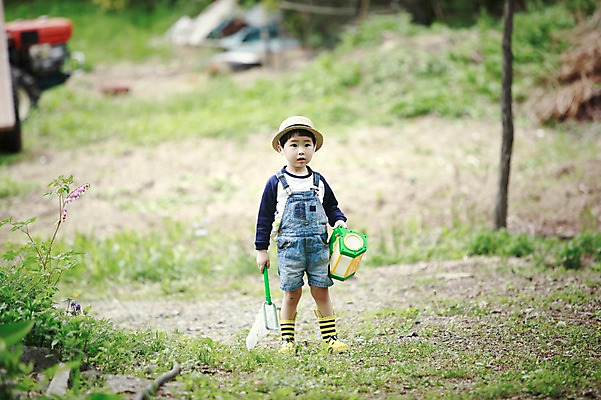 포토 JPG 주간 전신 어린이라이프 어린이 한명 서기 들기 소년 야외 앞모습 야외활동 한국인 체험학습 숲 채집망 천진난만 소년만 국내포토 자연요소 1 라이프스타일 남자 뷰포인트 컨셉 모션 사람 동양인 체험 남자만 어린이만 파일형식