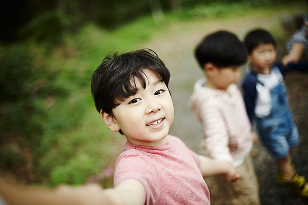 포토 JPG 주간 응시 어린이라이프 어린이 서기 소년 야외 옆모습 아웃포커스 세명 야외활동 손잡기 한국인 숲 형제 천진난만 소년만 국내포토 자연요소 라이프스타일 시선 남자 뷰포인트 컨셉 가족 모션 촬영기법 사람 동양인 남자만 어린이만 파일형식