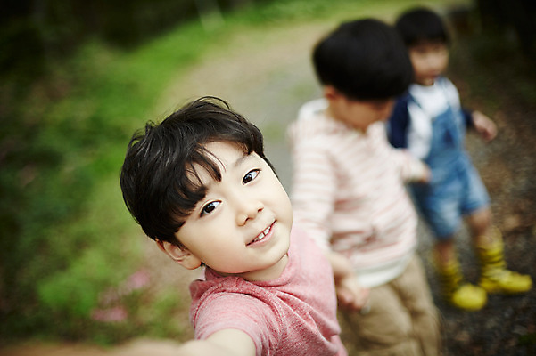 포토 JPG 주간 응시 어린이라이프 어린이 서기 소년 야외 옆모습 아웃포커스 세명 야외활동 손잡기 한국인 숲 형제 천진난만 소년만 국내포토 자연요소 라이프스타일 시선 남자 뷰포인트 컨셉 가족 모션 촬영기법 사람 동양인 남자만 어린이만 파일형식