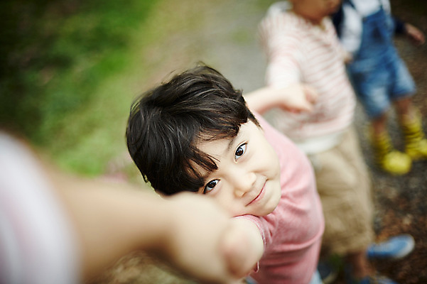포토 JPG 주간 어린이라이프 어린이 서기 소년 야외 옆모습 아웃포커스 세명 야외활동 손잡기 한국인 올려보기 숲 형제 천진난만 소년만 국내포토 자연요소 라이프스타일 남자 뷰포인트 컨셉 가족 모션 촬영기법 사람 동양인 남자만 어린이만 파일형식