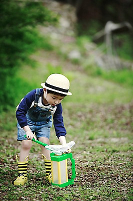포토 JPG 주간 전신 어린이라이프 어린이 한명 서기 들기 소년 야외 앞모습 야외활동 한국인 체험학습 숲 채집망 천진난만 소년만 국내포토 자연요소 1 라이프스타일 남자 뷰포인트 컨셉 모션 사람 동양인 체험 남자만 어린이만 파일형식