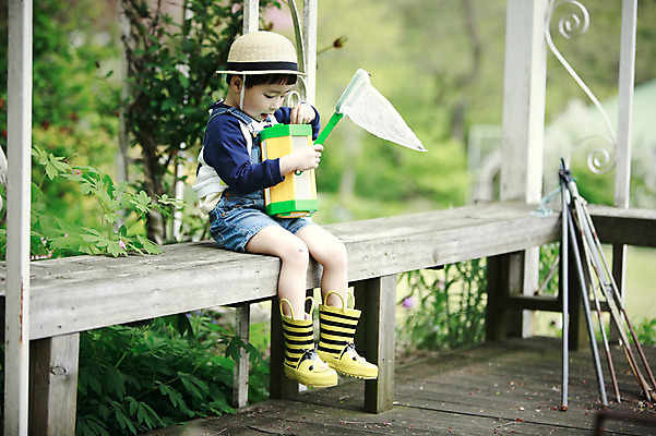 포토 JPG 주간 전신 어린이라이프 어린이 한명 들기 앉기 소년 야외 옆모습 야외활동 한국인 체험학습 숲 채집망 천진난만 소년만 국내포토 자연요소 1 라이프스타일 남자 뷰포인트 컨셉 모션 사람 동양인 체험 남자만 어린이만 파일형식