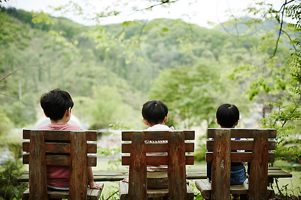 포토 JPG 주간 어린이라이프 어린이 의자 휴식 앉기 소년 상반신 야외 뒷모습 세명 야외활동 한국인 숲 형제 천진난만 소년만 국내포토 자연요소 라이프스타일 남자 뷰포인트 가구 컨셉 가족 모션 사람 동양인 남자만 어린이만 파일형식