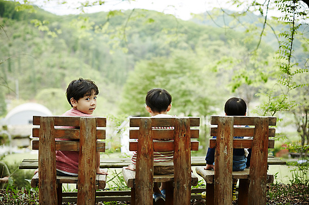 포토 JPG 주간 어린이라이프 어린이 의자 휴식 앉기 소년 상반신 야외 뒷모습 세명 야외활동 한국인 뒤돌아보기 숲 형제 천진난만 소년만 국내포토 자연요소 라이프스타일 남자 뷰포인트 가구 컨셉 가족 모션 사람 동양인 남자만 어린이만 파일형식