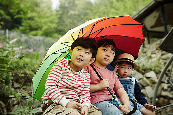 포토 JPG 주간 어린이라이프 어린이 벤치 우산 들기 앉기 소년 상반신 야외 앞모습 세명 야외활동 한국인 숲 밀짚모자 형제 천진난만 소년만 국내포토 자연요소 모자_잡화 라이프스타일 남자 뷰포인트 컨셉 의자 가족 모션 사람 동양인 남자만 어린이만 파일형식