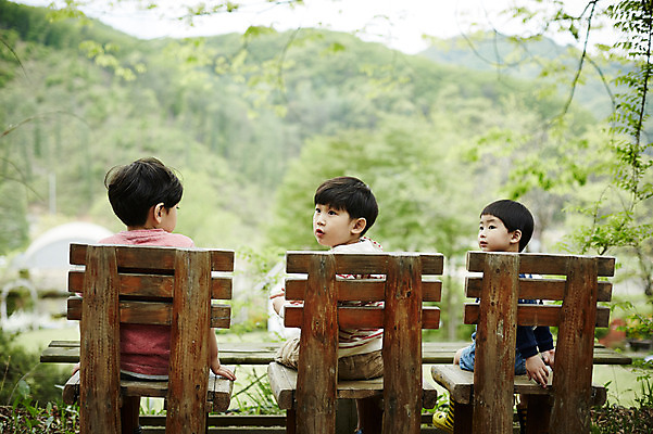 포토 JPG 주간 어린이라이프 어린이 의자 휴식 앉기 소년 상반신 야외 뒷모습 세명 야외활동 한국인 숲 형제 천진난만 소년만 국내포토 자연요소 라이프스타일 남자 뷰포인트 가구 컨셉 가족 모션 사람 동양인 남자만 어린이만 파일형식