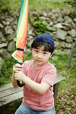 포토 JPG 주간 어린이라이프 어린이 우산 장난 한명 서기 미소 들기 소년 상반신 야외 앞모습 야외활동 한국인 숲 천진난만 소년만 국내포토 자연요소 1 라이프스타일 남자 뷰포인트 컨셉 모션 표정 사람 동양인 남자만 어린이만 파일형식