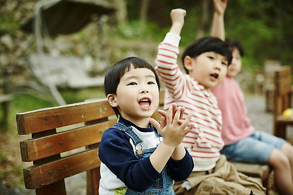 포토 JPG 주간 어린이라이프 어린이 의자 앉기 소년 상반신 야외 앞모습 아웃포커스 세명 야외활동 손들기 한국인 발표 숲 박수 즐거움 형제 천진난만 소년만 국내포토 자연요소 라이프스타일 남자 감정 뷰포인트 가구 컨셉 가족 모션 촬영기법 사람 동양인 손짓 남자만 어린이만 파일형식