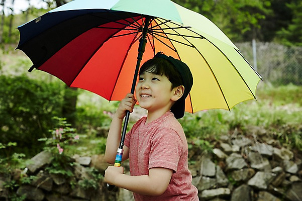 포토 JPG 주간 어린이라이프 어린이 우산 한명 서기 미소 들기 소년 상반신 야외 옆모습 야외활동 한국인 숲 즐거움 천진난만 소년만 국내포토 자연요소 1 라이프스타일 남자 감정 뷰포인트 컨셉 모션 표정 사람 동양인 남자만 어린이만 파일형식