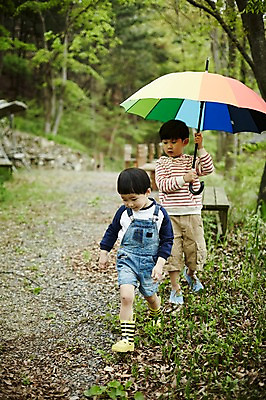 포토 JPG 주간 전신 어린이라이프 어린이 우산 장화 들기 소년 야외 두명 앞모습 야외활동 걷기 한국인 숲 형제 천진난만 소년만 국내포토 자연요소 라이프스타일 남자 뷰포인트 신발 컨셉 가족 모션 사람 동양인 남자만 어린이만 파일형식