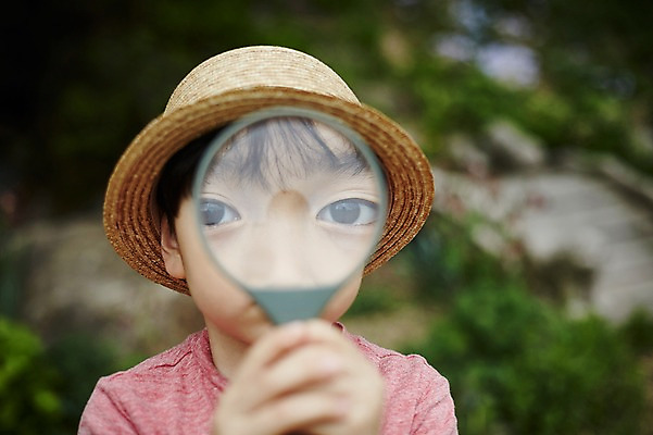 포토 JPG 주간 어린이라이프 어린이 돋보기 한명 서기 들기 소년 상반신 야외 앞모습 야외활동 한국인 관찰 숲 밀짚모자 천진난만 안구 소년만 국내포토 자연요소 모자_잡화 1 라이프스타일 남자 뷰포인트 컨셉 모션 사람 동양인 신체부위 남자만 어린이만 파일형식