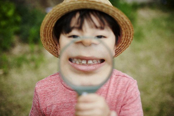포토 JPG 주간 어린이라이프 어린이 돋보기 한명 서기 들기 소년 상반신 야외 앞모습 신체부위 야외활동 한국인 관찰 입 숲 밀짚모자 천진난만 소년만 국내포토 자연요소 모자_잡화 1 라이프스타일 남자 뷰포인트 컨셉 모션 사람 동양인 남자만 어린이만 파일형식