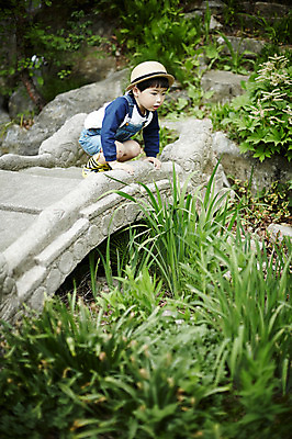 포토 JPG 주간 전신 어린이라이프 어린이 한명 들기 앉기 소년 야외 옆모습 야외활동 한국인 관찰 숲 확대경 돌다리 천진난만 소년만 국내포토 자연요소 1 라이프스타일 남자 뷰포인트 컨셉 모션 사람 동양인 돌 다리 가교 남자만 어린이만 파일형식