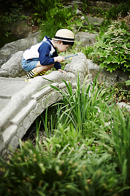 포토 JPG 주간 전신 어린이라이프 어린이 돋보기 한명 들기 앉기 소년 야외 옆모습 야외활동 한국인 관찰 숲 돌다리 천진난만 소년만 국내포토 자연요소 1 라이프스타일 남자 뷰포인트 컨셉 모션 사람 동양인 다리_건축물 남자만 어린이만 파일형식