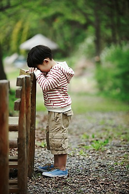 포토 JPG 주간 전신 어린이라이프 어린이 의자 한명 서기 소년 야외 옆모습 야외활동 한국인 숲 천진난만 소년만 국내포토 자연요소 1 라이프스타일 남자 뷰포인트 가구 컨셉 모션 사람 동양인 남자만 어린이만 파일형식