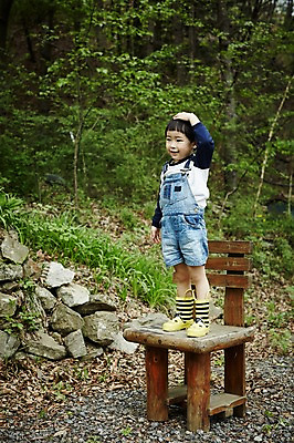 포토 JPG 주간 전신 어린이라이프 어린이 의자 한명 서기 소년 야외 앞모습 야외활동 한국인 숲 천진난만 소년만 국내포토 자연요소 1 라이프스타일 남자 뷰포인트 가구 컨셉 모션 사람 동양인 남자만 어린이만 파일형식