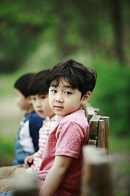 포토 JPG 주간 어린이라이프 어린이 의자 앉기 소년 상반신 야외 옆모습 아웃포커스 세명 야외활동 한국인 숲 형제 천진난만 소년만 국내포토 자연요소 라이프스타일 남자 뷰포인트 가구 컨셉 가족 모션 촬영기법 사람 동양인 남자만 어린이만 파일형식
