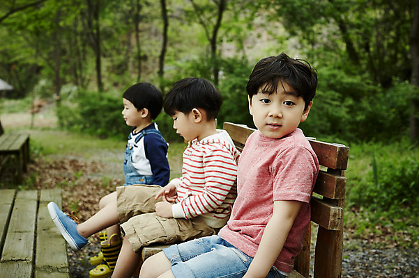 포토 JPG 주간 전신 어린이라이프 어린이 의자 미소 앉기 소년 야외 옆모습 세명 야외활동 한국인 숲 형제 천진난만 소년만 국내포토 자연요소 라이프스타일 남자 뷰포인트 가구 컨셉 가족 모션 표정 사람 동양인 남자만 어린이만 파일형식