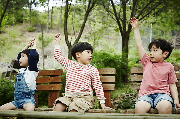 포토 JPG 주간 어린이라이프 어린이 의자 앉기 소년 상반신 야외 앞모습 세명 야외활동 손들기 한국인 발표 숲 형제 천진난만 소년만 국내포토 자연요소 라이프스타일 남자 뷰포인트 가구 컨셉 가족 모션 사람 동양인 남자만 어린이만 파일형식