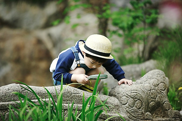 포토 JPG 주간 어린이라이프 어린이 돋보기 한명 들기 앉기 소년 야외 앞모습 야외활동 한국인 관찰 숲 돌다리 천진난만 소년만 국내포토 자연요소 1 라이프스타일 남자 뷰포인트 컨셉 모션 사람 동양인 다리_건축물 남자만 어린이만 파일형식