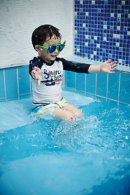 포토 JPG 어린이라이프 어린이 물장구 수영장 실내 한명 앉기 소년 상반신 앞모습 선글라스 한국인 즐거움 천진난만 소년만 실내수영장 국내포토 1 라이프스타일 남자 감정 안경 뷰포인트 컨셉 모션 물놀이 사람 동양인 내부 남자만 어린이만 파일형식