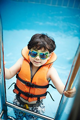 포토 JPG 어린이라이프 어린이 수영장 실내 한명 서기 소년 상반신 앞모습 선글라스 한국인 구명조끼 천진난만 소년만 실내수영장 국내포토 1 라이프스타일 남자 안경 뷰포인트 컨셉 모션 사람 동양인 내부 구조용품 남자만 어린이만 파일형식