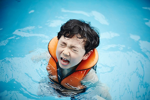 포토 JPG 어린이라이프 어린이 수영장 실내 한명 소년 상반신 앞모습 눈감음 수영 한국인 구명조끼 천진난만 소년만 실내수영장 국내포토 1 라이프스타일 남자 뷰포인트 컨셉 모션 사람 동양인 내부 수상스포츠 구조용품 남자만 어린이만 파일형식