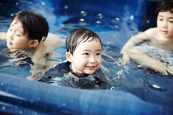 포토 JPG 어린이라이프 어린이 수영장 실내 미소 소년 상반신 앞모습 세명 한국인 형제 천진난만 소년만 실내수영장 국내포토 라이프스타일 남자 뷰포인트 컨셉 가족 표정 사람 동양인 내부 남자만 어린이만 파일형식