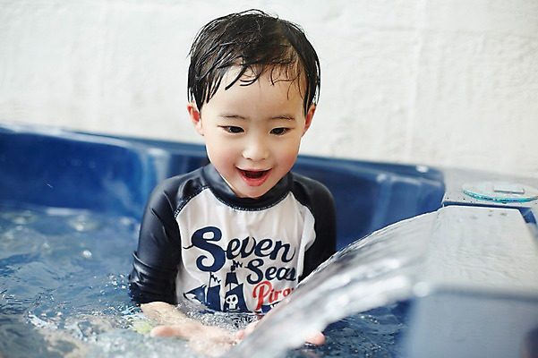 포토 JPG 어린이라이프 어린이 물놀이 놀이 수영장 실내 한명 미소 앉기 소년 상반신 앞모습 한국인 즐거움 천진난만 소년만 실내수영장 국내포토 1 라이프스타일 남자 감정 뷰포인트 컨셉 모션 표정 사람 동양인 내부 남자만 어린이만 파일형식