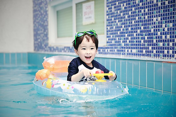 포토 JPG 어린이라이프 어린이 수영장 실내 한명 미소 소년 상반신 앞모습 선글라스 수영 한국인 즐거움 튜브 천진난만 소년만 실내수영장 국내포토 1 라이프스타일 남자 감정 안경 뷰포인트 컨셉 표정 사람 동양인 내부 수상스포츠 남자만 어린이만 파일형식