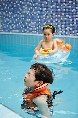 포토 JPG 어린이라이프 어린이 수영장 실내 소년 상반신 두명 옆모습 수영 한국인 물안경 즐거움 형제 구명조끼 튜브 천진난만 소년만 실내수영장 국내포토 라이프스타일 남자 감정 뷰포인트 컨셉 가족 사람 동양인 내부 수상스포츠 수영용품 구조용품 남자만 어린이만 파일형식